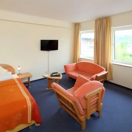 Hotel Am Segelhafen & Free Parking-3